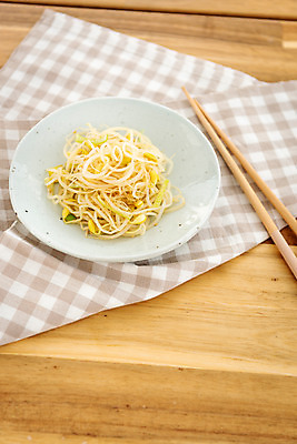 포토 JPG 스튜디오촬영 그릇 음식 식재료 젓가락 식탁 실내 사람없음 상차림 천 준비 콩나물 콩나물무침 나무배경 국내포토 식기 백그라운드 채소 탁자 수저 내부 직물 나물 무침 파일형식