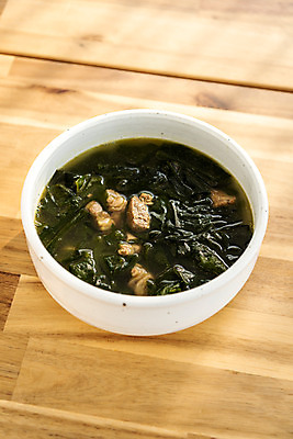 포토 JPG 스튜디오촬영 음식 식탁 실내 사람없음 상차림 준비 미역 미역국 소고기미역국 나무배경 국내포토 백그라운드 탁자 내부 해조류 국 파일형식