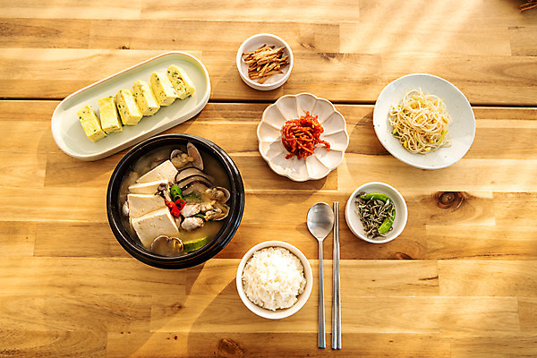 포토 JPG 스튜디오촬영 한식 음식 식탁 밥 반찬 실내 사람없음 하이앵글 숟가락 상차림 된장찌개 계란말이 플랫레이 나무배경 국내포토 뷰포인트 백그라운드 탁자 수저 내부 플랫 계란요리 찌개 파일형식