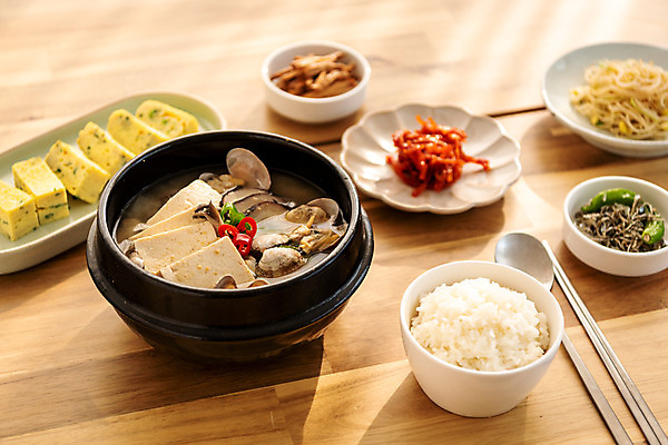 포토 JPG 스튜디오촬영 한식 음식 식탁 밥 반찬 실내 사람없음 숟가락 상차림 된장찌개 계란말이 나무배경 국내포토 백그라운드 탁자 수저 내부 계란요리 찌개 파일형식