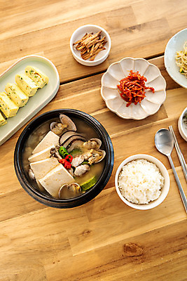포토 JPG 스튜디오촬영 한식 음식 식탁 밥 반찬 실내 사람없음 하이앵글 숟가락 상차림 된장찌개 계란말이 플랫레이 나무배경 국내포토 뷰포인트 백그라운드 탁자 수저 내부 플랫 계란요리 찌개 파일형식