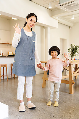 포토 JPG 전신 여자 남자 실내 서기 미소 20대 성인 두명 앞모습 손잡기 한국인 인사 즐거움 손인사 가정교사 홈스쿨링 국내포토 감정 뷰포인트 모션 표정 사람 동양인 청년 내부 교사 예절 홈스쿨 파일형식