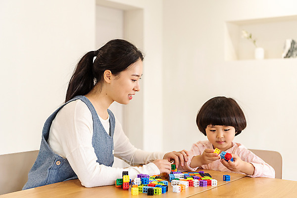 포토 JPG 여자 교육 남자 실내 앉기 상반신 20대 성인 두명 앞모습 옆모습 블록 한국인 집중 즐거움 가정교사 홈스쿨링 국내포토 감정 뷰포인트 컨셉 모션 사람 동양인 청년 내부 교사 홈스쿨 파일형식