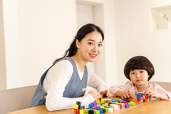 포토 JPG 여자 교육 남자 실내 미소 앉기 상반신 20대 성인 두명 앞모습 옆모습 블록 한국인 집중 즐거움 가정교사 홈스쿨링 국내포토 감정 뷰포인트 컨셉 모션 표정 사람 동양인 청년 내부 교사 홈스쿨 파일형식