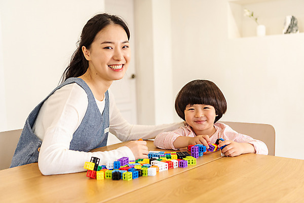 포토 JPG 여자 교육 남자 실내 미소 앉기 상반신 20대 성인 두명 앞모습 옆모습 블록 한국인 집중 즐거움 가정교사 홈스쿨링 국내포토 감정 뷰포인트 컨셉 모션 표정 사람 동양인 청년 내부 교사 홈스쿨 파일형식