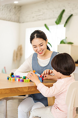 포토 JPG 여자 교육 남자 실내 미소 앉기 상반신 20대 성인 두명 앞모습 옆모습 블록 한국인 집중 즐거움 가정교사 홈스쿨링 국내포토 감정 뷰포인트 컨셉 모션 표정 사람 동양인 청년 내부 교사 홈스쿨 파일형식