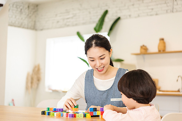 포토 JPG 여자 교육 남자 어린이 실내 미소 앉기 상반신 20대 성인 두명 앞모습 옆모습 블록 한국인 즐거움 가정교사 홈스쿨링 국내포토 감정 뷰포인트 모션 표정 사람 동양인 청년 내부 교사 홈스쿨 파일형식