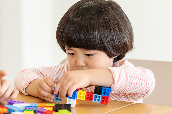 포토 JPG 응시 교육 남자 어린이 탁자 실내 한명 앉기 상반신 앞모습 블록 한국인 집중 즐거움 홈스쿨링 소년한명만 언스쿨링 국내포토 1 시선 감정 뷰포인트 가구 컨셉 모션 사람 동양인 내부 홈스쿨 남자한명만 소년만 파일형식