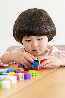 포토 JPG 응시 교육 남자 어린이 탁자 실내 한명 앉기 상반신 앞모습 블록 한국인 집중 즐거움 홈스쿨링 소년한명만 언스쿨링 국내포토 1 시선 감정 뷰포인트 가구 컨셉 모션 사람 동양인 내부 홈스쿨 남자한명만 소년만 파일형식