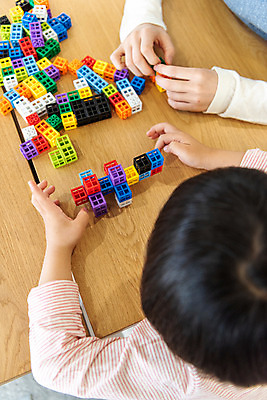 포토 JPG 여자 교육 남자 실내 앉기 상반신 20대 성인 두명 앞모습 하이앵글 블록 한국인 즐거움 가정교사 홈스쿨링 국내포토 감정 뷰포인트 모션 사람 동양인 청년 내부 교사 홈스쿨 파일형식