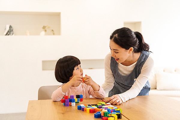 포토 JPG 여자 교육 남자 실내 미소 앉기 상반신 20대 성인 두명 앞모습 마주보기 블록 한국인 즐거움 가정교사 홈스쿨링 국내포토 감정 뷰포인트 모션 표정 사람 동양인 청년 내부 교사 홈스쿨 파일형식