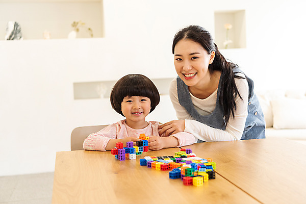 포토 JPG 여자 교육 남자 실내 미소 앉기 상반신 20대 성인 두명 앞모습 블록 한국인 즐거움 가정교사 홈스쿨링 국내포토 감정 뷰포인트 모션 표정 사람 동양인 청년 내부 교사 홈스쿨 파일형식