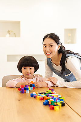 포토 JPG 여자 교육 남자 실내 미소 앉기 상반신 20대 성인 두명 앞모습 블록 한국인 즐거움 가정교사 홈스쿨링 국내포토 감정 뷰포인트 모션 표정 사람 동양인 청년 내부 교사 홈스쿨 파일형식