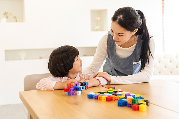 포토 JPG 여자 교육 남자 실내 미소 앉기 상반신 20대 성인 두명 앞모습 마주보기 블록 한국인 즐거움 가정교사 홈스쿨링 국내포토 감정 뷰포인트 모션 표정 사람 동양인 청년 내부 교사 홈스쿨 파일형식