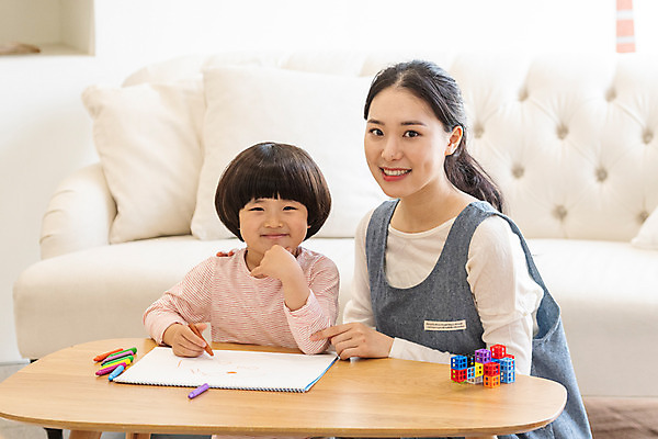 포토 JPG 여자 교육 남자 실내 미소 앉기 상반신 20대 성인 두명 앞모습 한국인 그리기 즐거움 크레파스 가정교사 홈스쿨링 국내포토 감정 뷰포인트 모션 학용품 표정 사람 동양인 청년 내부 교사 홈스쿨 파일형식