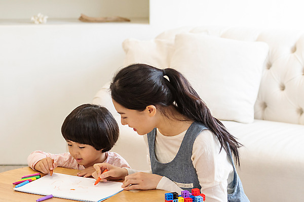포토 JPG 여자 교육 남자 실내 미소 앉기 상반신 20대 성인 두명 앞모습 한국인 그리기 즐거움 크레파스 가정교사 홈스쿨링 국내포토 감정 뷰포인트 모션 학용품 표정 사람 동양인 청년 내부 교사 홈스쿨 파일형식