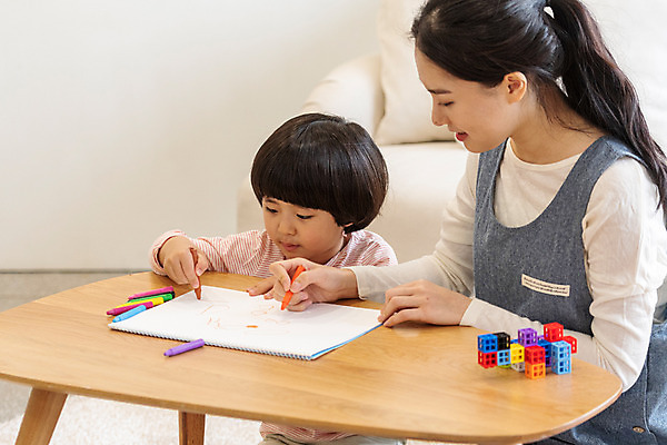 포토 JPG 여자 교육 남자 실내 미소 앉기 상반신 20대 성인 두명 앞모습 옆모습 한국인 그리기 즐거움 크레파스 가정교사 홈스쿨링 국내포토 감정 뷰포인트 모션 학용품 표정 사람 동양인 청년 내부 교사 홈스쿨 파일형식