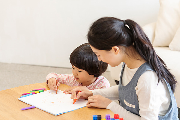 포토 JPG 여자 교육 남자 실내 미소 앉기 상반신 20대 성인 두명 옆모습 한국인 그리기 즐거움 크레파스 가정교사 홈스쿨링 국내포토 감정 뷰포인트 모션 학용품 표정 사람 동양인 청년 내부 교사 홈스쿨 파일형식