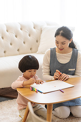 포토 JPG 전신 여자 교육 남자 실내 미소 앉기 20대 성인 두명 앞모습 한국인 그리기 즐거움 크레파스 가정교사 홈스쿨링 국내포토 감정 뷰포인트 모션 학용품 표정 사람 동양인 청년 내부 교사 홈스쿨 파일형식