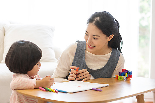 포토 JPG 여자 교육 남자 실내 미소 앉기 상반신 20대 성인 두명 앞모습 마주보기 한국인 그리기 즐거움 크레파스 가정교사 홈스쿨링 국내포토 감정 뷰포인트 모션 학용품 표정 사람 동양인 청년 내부 교사 홈스쿨 파일형식
