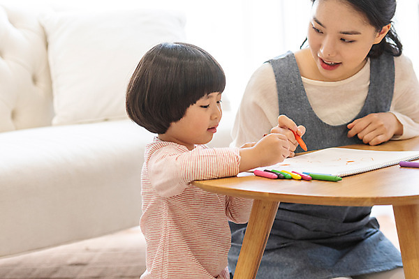 포토 JPG 여자 교육 남자 실내 미소 앉기 상반신 20대 성인 두명 앞모습 옆모습 한국인 그리기 즐거움 크레파스 가정교사 홈스쿨링 국내포토 감정 뷰포인트 모션 학용품 표정 사람 동양인 청년 내부 교사 홈스쿨 파일형식