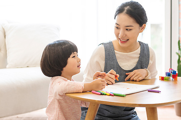 포토 JPG 여자 교육 남자 실내 미소 앉기 상반신 20대 성인 두명 앞모습 옆모습 한국인 그리기 즐거움 크레파스 가정교사 홈스쿨링 국내포토 감정 뷰포인트 모션 학용품 표정 사람 동양인 청년 내부 교사 홈스쿨 파일형식