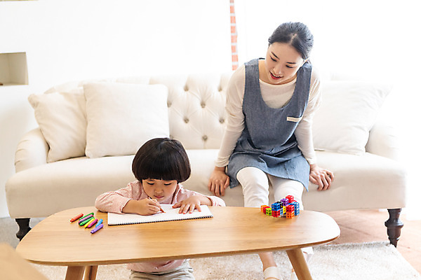 포토 JPG 전신 여자 교육 남자 실내 미소 앉기 상반신 20대 성인 두명 앞모습 한국인 그리기 즐거움 크레파스 가정교사 홈스쿨링 국내포토 감정 뷰포인트 모션 학용품 표정 사람 동양인 청년 내부 교사 홈스쿨 파일형식