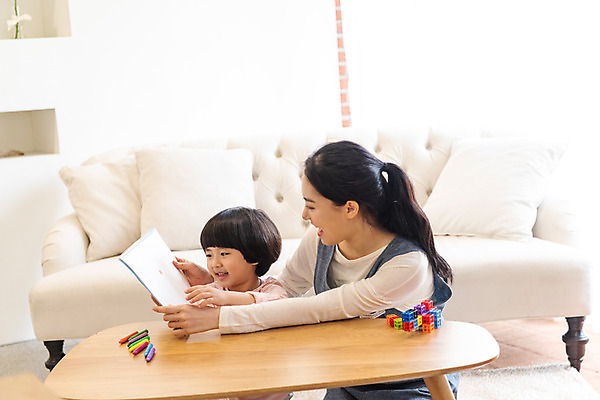 포토 JPG 여자 교육 남자 실내 미소 앉기 상반신 20대 성인 두명 앞모습 옆모습 한국인 그리기 즐거움 크레파스 가정교사 홈스쿨링 국내포토 감정 뷰포인트 모션 학용품 표정 사람 동양인 청년 내부 교사 홈스쿨 파일형식