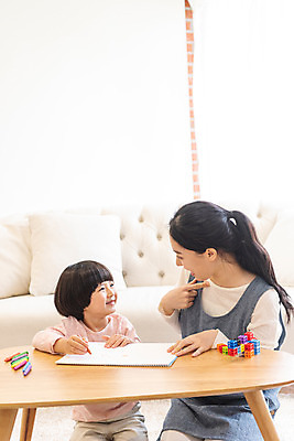 포토 JPG 여자 교육 남자 실내 미소 앉기 상반신 20대 성인 두명 앞모습 마주보기 한국인 그리기 즐거움 크레파스 가정교사 홈스쿨링 국내포토 감정 뷰포인트 모션 학용품 표정 사람 동양인 청년 내부 교사 홈스쿨 파일형식