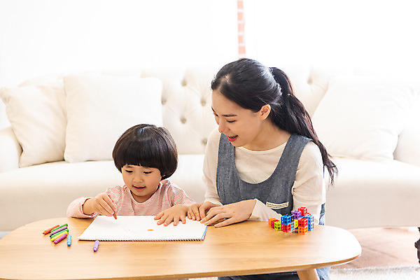 포토 JPG 여자 교육 남자 실내 미소 앉기 상반신 20대 성인 두명 앞모습 한국인 그리기 즐거움 크레파스 가정교사 홈스쿨링 국내포토 감정 뷰포인트 모션 학용품 표정 사람 동양인 청년 내부 교사 홈스쿨 파일형식
