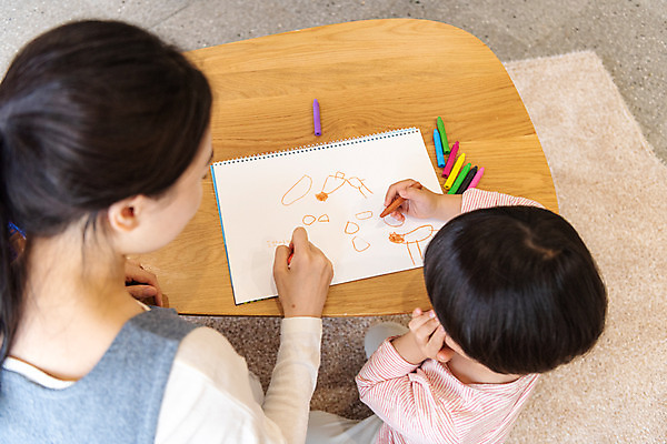 포토 JPG 여자 교육 남자 실내 미소 앉기 상반신 20대 성인 두명 뒷모습 하이앵글 한국인 그리기 즐거움 크레파스 가정교사 홈스쿨링 국내포토 감정 뷰포인트 모션 학용품 표정 사람 동양인 청년 내부 교사 홈스쿨 파일형식