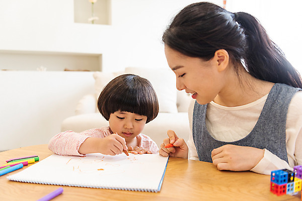포토 JPG 여자 교육 남자 실내 미소 앉기 상반신 20대 성인 두명 앞모습 한국인 그리기 즐거움 크레파스 가정교사 홈스쿨링 국내포토 감정 뷰포인트 모션 학용품 표정 사람 동양인 청년 내부 교사 홈스쿨 파일형식