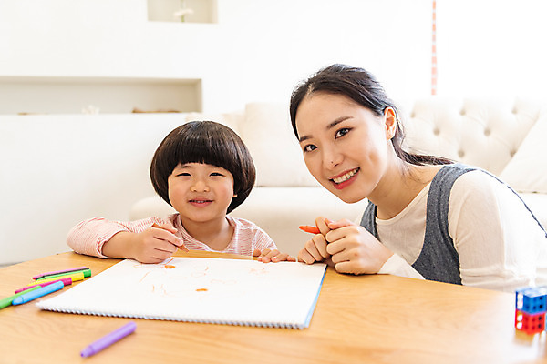 포토 JPG 여자 교육 남자 실내 미소 앉기 상반신 20대 성인 두명 앞모습 한국인 그리기 즐거움 크레파스 가정교사 홈스쿨링 국내포토 감정 뷰포인트 모션 학용품 표정 사람 동양인 청년 내부 교사 홈스쿨 파일형식