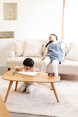 포토 JPG 전신 여자 남자 실내 앉기 20대 성인 두명 앞모습 소파 블록 한국인 크레파스 가정교사 홈스쿨링 힘듦 국내포토 뷰포인트 컨셉 의자 모션 학용품 사람 동양인 청년 내부 교사 홈스쿨 파일형식