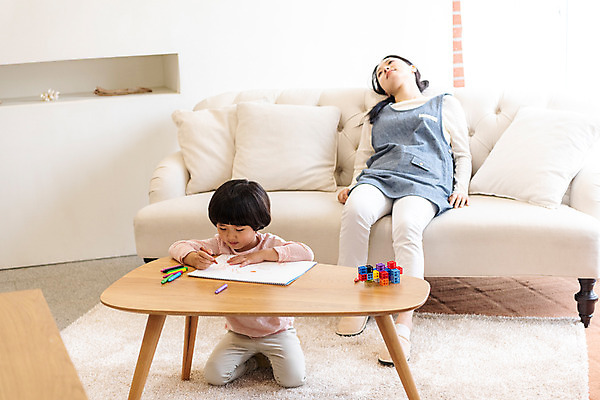 포토 JPG 전신 여자 남자 실내 앉기 20대 성인 두명 앞모습 소파 블록 한국인 크레파스 가정교사 홈스쿨링 힘듦 국내포토 뷰포인트 컨셉 의자 모션 학용품 사람 동양인 청년 내부 교사 홈스쿨 파일형식