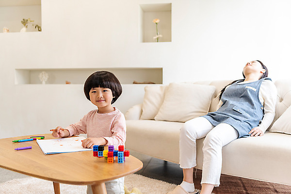 포토 JPG 전신 여자 남자 실내 앉기 20대 성인 두명 앞모습 블록 한국인 즐거움 크레파스 가정교사 홈스쿨링 국내포토 감정 뷰포인트 모션 학용품 사람 동양인 청년 내부 교사 홈스쿨 파일형식