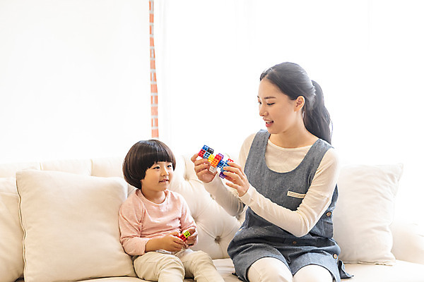 포토 JPG 여자 교육 남자 놀이 실내 앉기 상반신 20대 성인 두명 앞모습 블록 한국인 즐거움 가정교사 홈스쿨링 국내포토 감정 뷰포인트 모션 사람 동양인 청년 내부 교사 홈스쿨 파일형식