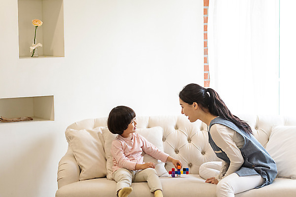 포토 JPG 여자 교육 남자 놀이 실내 앉기 상반신 20대 성인 두명 앞모습 옆모습 마주보기 블록 한국인 즐거움 가정교사 홈스쿨링 국내포토 감정 뷰포인트 모션 사람 동양인 청년 내부 교사 홈스쿨 파일형식