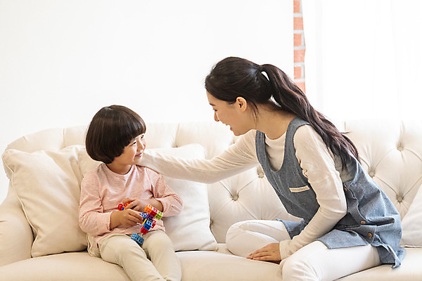 포토 JPG 여자 교육 남자 놀이 실내 앉기 상반신 20대 성인 두명 앞모습 옆모습 마주보기 블록 한국인 즐거움 가정교사 홈스쿨링 쓰다듬기 국내포토 감정 뷰포인트 모션 사람 동양인 청년 내부 교사 홈스쿨 파일형식