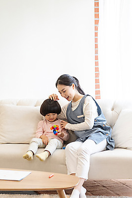 포토 JPG 전신 여자 교육 남자 놀이 실내 앉기 20대 성인 두명 앞모습 소파 한국인 즐거움 가정교사 홈스쿨링 국내포토 감정 뷰포인트 의자 모션 사람 동양인 청년 내부 교사 홈스쿨 파일형식
