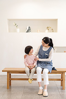 포토 JPG 전신 여자 교육 남자 의자 어깨동무 실내 앉기 20대 성인 두명 앞모습 마주보기 한국인 즐거움 가정교사 홈스쿨링 국내포토 감정 뷰포인트 포즈 가구 모션 사람 동양인 청년 내부 교사 홈스쿨 파일형식