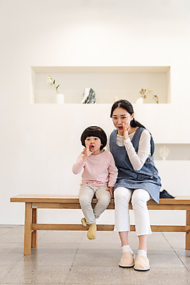 포토 JPG 전신 여자 교육 남자 의자 어깨동무 실내 앉기 20대 성인 두명 앞모습 외침 한국인 즐거움 가정교사 홈스쿨링 국내포토 감정 뷰포인트 포즈 가구 모션 사람 동양인 청년 내부 교사 소리 홈스쿨 파일형식