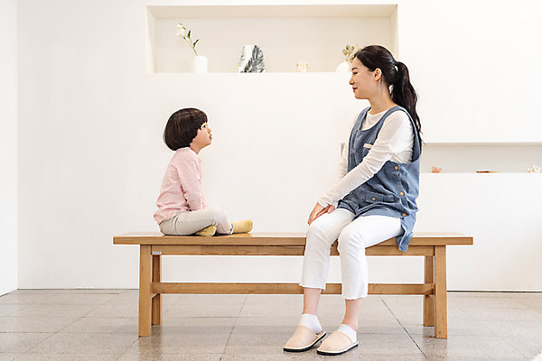 포토 JPG 전신 여자 교육 남자 어린이 거실 실내 미소 앉기 20대 성인 두명 옆모습 마주보기 한국인 즐거움 가정교사 홈스쿨링 국내포토 감정 뷰포인트 모션 표정 사람 동양인 청년 내부 교사 홈스쿨 파일형식