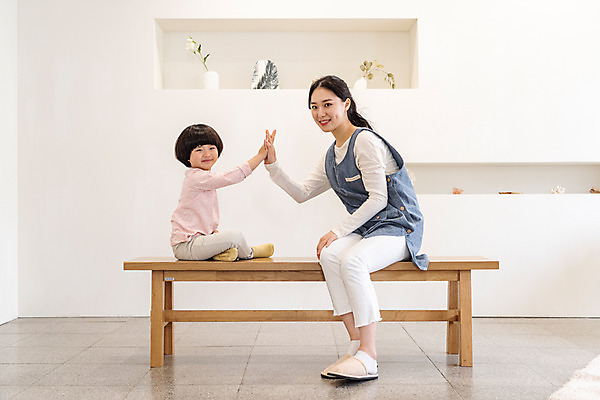 포토 JPG 전신 여자 교육 남자 어린이 거실 실내 미소 앉기 20대 성인 두명 옆모습 한국인 즐거움 하이파이브 가정교사 홈스쿨링 국내포토 감정 뷰포인트 모션 표정 사람 동양인 손짓 청년 내부 교사 홈스쿨 파일형식