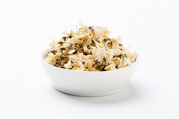 포토 JPG 스튜디오촬영 식물 그릇 꽃잎 건조 실내 건강 누끼 사람없음 차 오브젝트 흰배경 꽃차 아카시아꽃 국내포토 식기 꽃 음료 백그라운드 내부 차_음료 흰색 파일형식