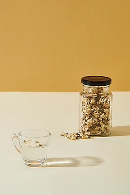 포토 JPG 스튜디오촬영 식물 꽃잎 건조 실내 건강 사람없음 차 찻잔 오브젝트 공병 꽃차 아카시아꽃 갈색배경 국내포토 꽃 음료 백그라운드 잔 내부 차_음료 갈색 병_담는 파일형식