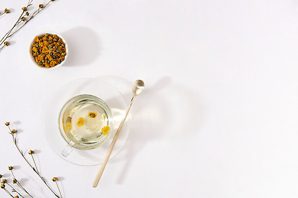 포토 JPG 스튜디오촬영 식물 꽃잎 건조 국화 실내 건강 누끼 사람없음 하이앵글 차 찻잔 티스푼 오브젝트 흰배경 꽃차 아마 플랫레이 국내포토 꽃 음료 뷰포인트 백그라운드 잔 내부 차_음료 숟가락 흰색 플랫 파일형식