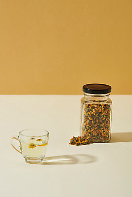 포토 JPG 스튜디오촬영 식물 꽃잎 건조 국화 실내 건강 사람없음 차 찻잔 오브젝트 공병 꽃차 갈색배경 국내포토 꽃 음료 백그라운드 잔 내부 차_음료 갈색 병_담는 파일형식