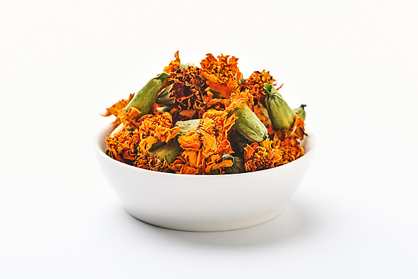 포토 JPG 스튜디오촬영 식물 그릇 꽃잎 건조 실내 건강 누끼 사람없음 차 오브젝트 흰배경 꽃차 매리골드 국내포토 식기 꽃 음료 백그라운드 내부 차_음료 흰색 파일형식