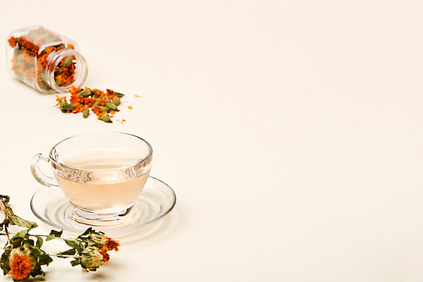 포토 JPG 스튜디오촬영 식물 꽃잎 건조 실내 건강 누끼 사람없음 차 찻잔 오브젝트 흰배경 꽃차 홍화차 잇꽃 매리골드 국내포토 꽃 음료 백그라운드 잔 내부 차_음료 흰색 파일형식